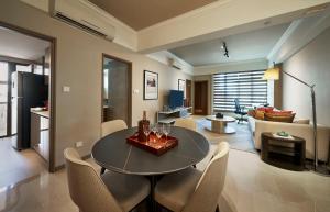 un soggiorno con tavolo e sedie in camera di Great World Serviced Apartments a Singapore