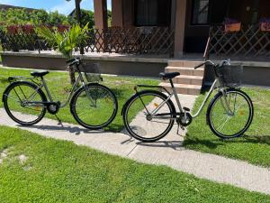 dos bicicletas estacionadas frente a una casa en Turul -Kuća za odmor-, en Korođ