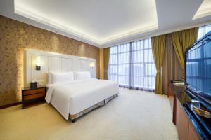 Postel nebo postele na pokoji v ubytování Hangzhou HaiWaiHai Hotel