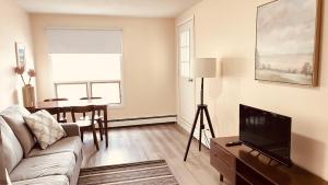 un salon avec un canapé et une télévision dans l'établissement #304 Mountain View 1BR in Canmore DT, à Canmore