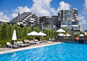 Bazén v ubytování Limak Lara Deluxe Hotel & Resort Antalya nebo v jeho okolí