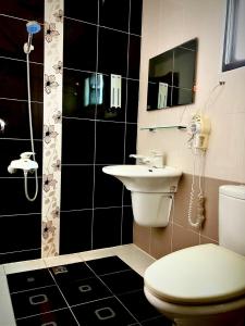 Bilik mandi di Xia Grli Inn