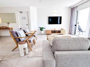 努薩維爾的住宿－Regatta Noosa，带沙发和电视的客厅