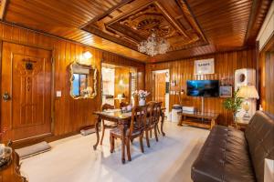 un salon avec une table et un canapé dans l'établissement Stay Seoul Station, à Séoul