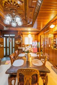 Stay Seoul Station في سول: غرفة طعام مع طاولة وكراسي خشبية كبيرة