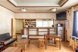 ein Wohnzimmer mit einem Sofa und einem Tisch in der Unterkunft ザホテル湯沢オリエンタル in Yuzawa