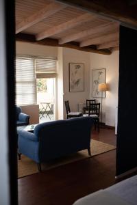 Una sala de estar con un sofá azul y una mesa. en NAMOR-Estudio Galeria, en Ribadeo