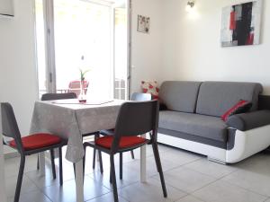 Posezení v ubytování ON THE BEACH 4-pax Apartment A2 with a terrace & sea view