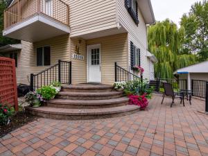 萨默兰Steller Jay Hollow的通往前门的砖砌走道的房子