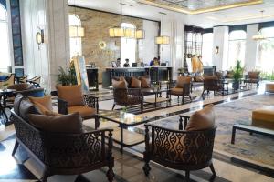 - un hall d'un hôtel avec des chaises et des tables dans l'établissement La Vela Hue Hotel, à Hue