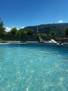 una piscina de agua azul claro en Kesi’s House, en Borjomi