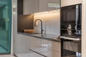 Η κουζίνα ή μικρή κουζίνα στο Savoy Insular II by An Island Apart