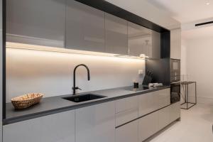 Η κουζίνα ή μικρή κουζίνα στο Savoy Insular II by An Island Apart +50 φωτογραφίες