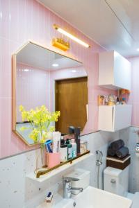 une salle de bain avec un lavabo et un miroir dans l'établissement Stay Seoul Station, à Séoul 85 autres photos