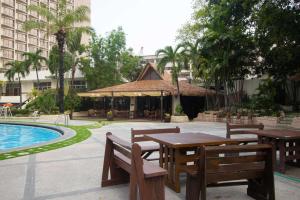 Bazén v ubytování Century Park Hotel nebo v jeho okolí
