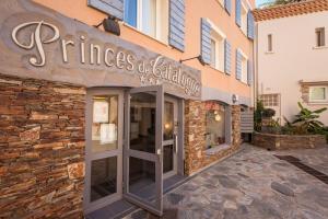 uma entrada para uma loja com um edifício de pedra em Hôtel Princes de Catalogne em Collioure