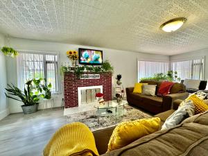 シアトルにあるHouse in Seattle 2 Bedrooms with King and Queen Bed and Sofa Bed near Airport and Downtownのリビングルーム(ソファ、暖炉付)