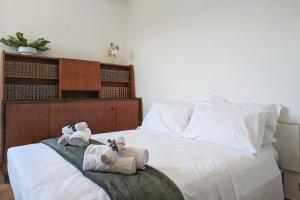 um quarto com uma cama com toalhas em Seconda fila mare by WeHostYou aria condizionata parcheggio em Lido di Fermo
