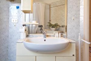 a bathroom with a white sink and a shower at Seconda fila mare by WeHostYou aria condizionata parcheggio in Lido di Fermo