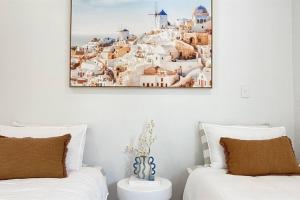 two beds in a room with a picture on the wall at Casa Tropico - Mission Beach in Mission Beach +32 photos