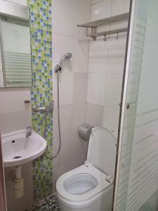Bilik mandi di DREAMNEST GUESTHOUSE Tsim Sha Tsui