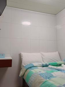 Katil atau katil-katil dalam bilik di DREAMNEST GUESTHOUSE Tsim Sha Tsui +5 gambar