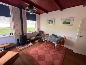een woonkamer met een tafel en een stoel bij BnB Alde Hiemen Friesland 