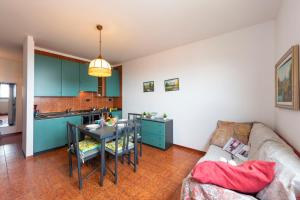 Una cocina y una sala de estar con un sofá y una mesa. en Acqua Marina 800m From the Sea - Happy Rentals, en Cogoleto 15 fotos más