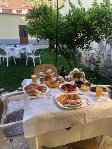uma mesa com pratos de comida em cima em Villa Palma Center em Berat