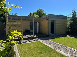 a cabin with a porch in a garden at Domek w centrum miasta in Malbork