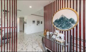 una sala de estar con una pared de rayas rojas y blancas en Modern comfort private room 1, en Los Ángeles