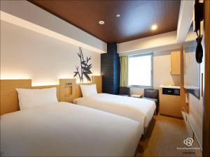 Rúm í herbergi á Daiwa Roynet Hotel Nagoya Fushimi