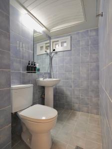 Koupelna v ubytování J5 Hostel