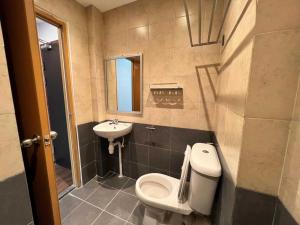 een badkamer met een toilet en een wastafel bij Capital O 90985 Margo Hotel KK in Kota Kinabalu