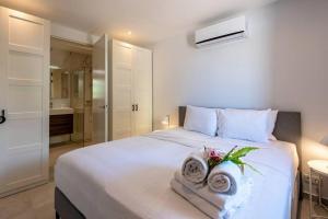 Postel nebo postele na pokoji v ubytování Two Tides Luxury + 19 fotografií
