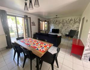 a living room with a table and chairs at House to visit Paris close to Paris, CdG Airport and Villepinte in Aulnay-sous-Bois
