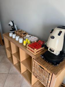 eine Kaffeemaschine auf einem Tisch mit Essen in der Unterkunft Arcibaleno in Sabaudia