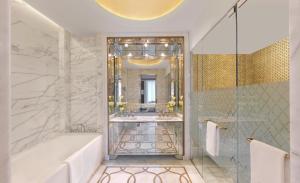 Koupelna v ubytování The Ritz-Carlton Rabat, Dar Es Salam + 37 fotografií