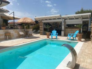 Bazén v ubytování Villa Irma guest house nebo v jeho okolí