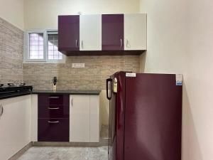 バンガロールにあるCozy Room 1Bhk with Lift 302のキッチン(茶色の冷蔵庫付)