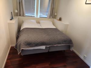 ein kleines Bett in einem kleinen Zimmer mit einem Fenster in der Unterkunft Gardemoen Oslo Gjerdrum Residents in Gjerdrum