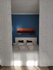 ein Schlafzimmer mit einem weißen Bett mit zwei Kissen in der Unterkunft Holiday With Children In Venice in Mestre