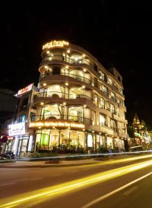 薩帕的住宿－Tropical Paradise Sapa Hotel & Coffee，夜空在城市街道上被点燃的建筑物