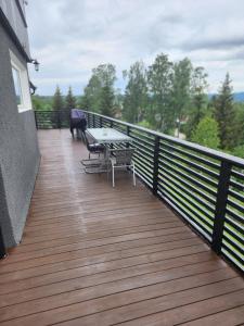 eine Terrasse mit einem Tisch und Stühlen auf dem Balkon in der Unterkunft Gardemoen Oslo Gjerdrum Residents in Gjerdrum