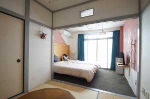 金澤的住宿－Guest Room Tiie，一间卧室设有一张床和一个大窗户