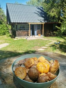 eine Schüssel Essen auf einem Tisch vor einem Haus in der Unterkunft Casuta dintre brazi in Râșca