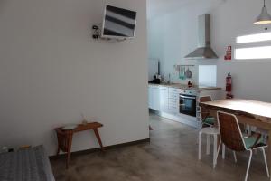 cocina con mesa y comedor en Aqua Sea House, en Madalena do Mar