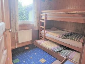 a couple of bunk beds in a room with a window at Gartenhaus in Groß Vollstedt