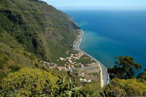 - une vue aérienne sur un village situé sur une montagne à côté de l'océan dans l'établissement Aqua Sea House, à Madalena do Mar