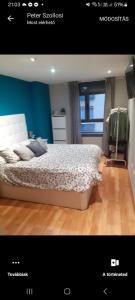 une photo d'une chambre avec un lit dans une pièce dans l'établissement Puerto de Sagunt America 39, à Puerto de Sagunto